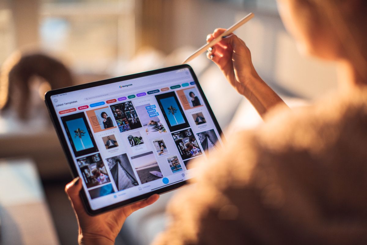 Person drawing on a modern iPad with an Apple Pencil